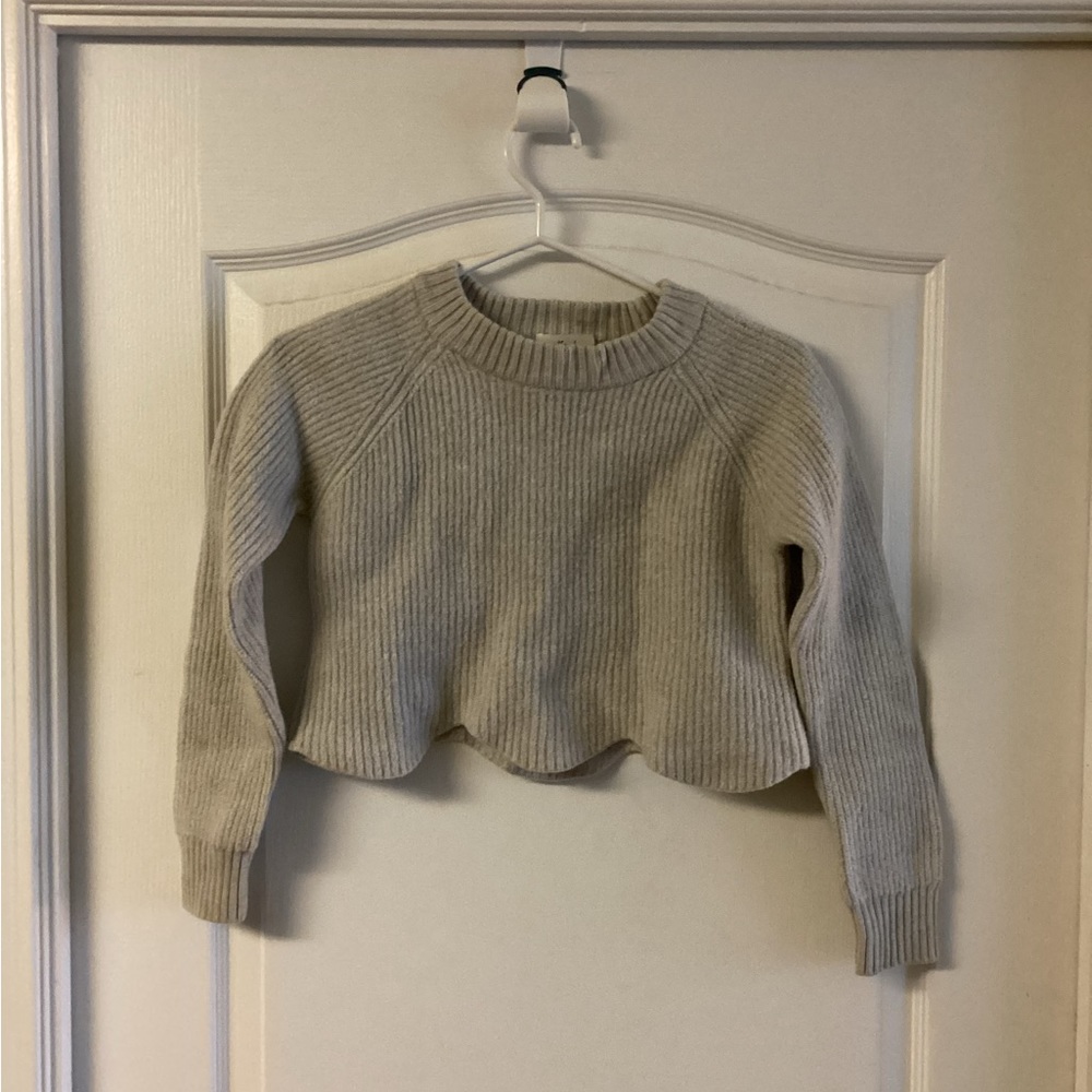Aritzia Wilfred Grey Cropped Petal Hem Merino Wool Sweater Size S